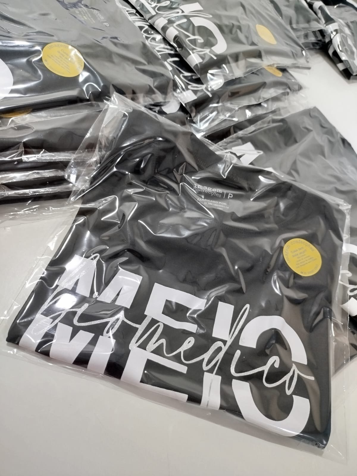Camiseta preta embalada do Meio Pró Médico